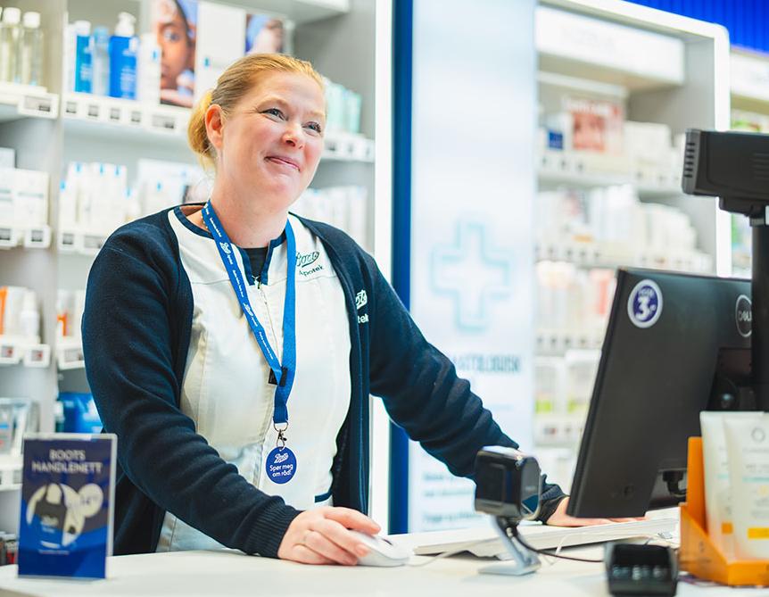 Farmasøyt fra Boots Apotek som smiler